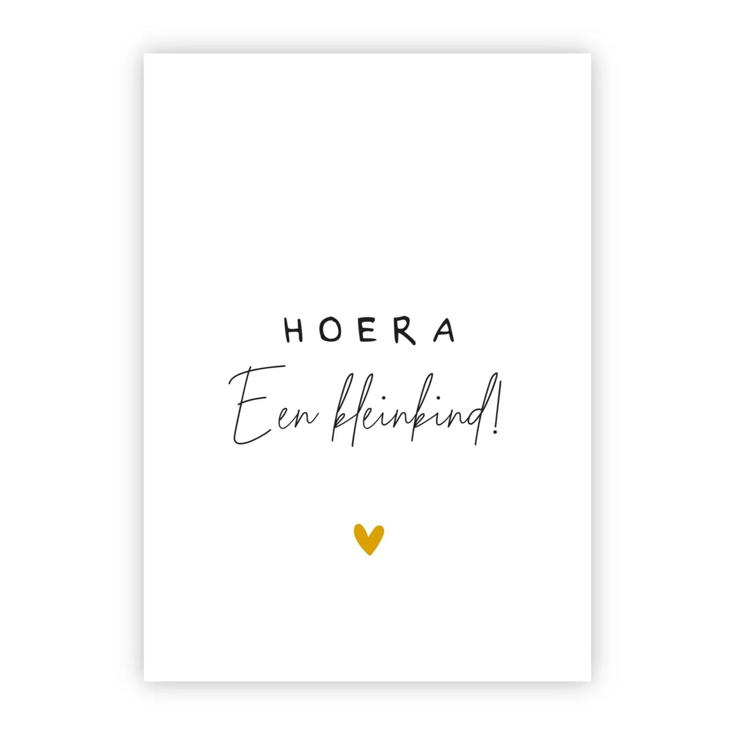 Witte ansichtkaart met de tekst Hoera een kleinkind en een okergeel hartje.