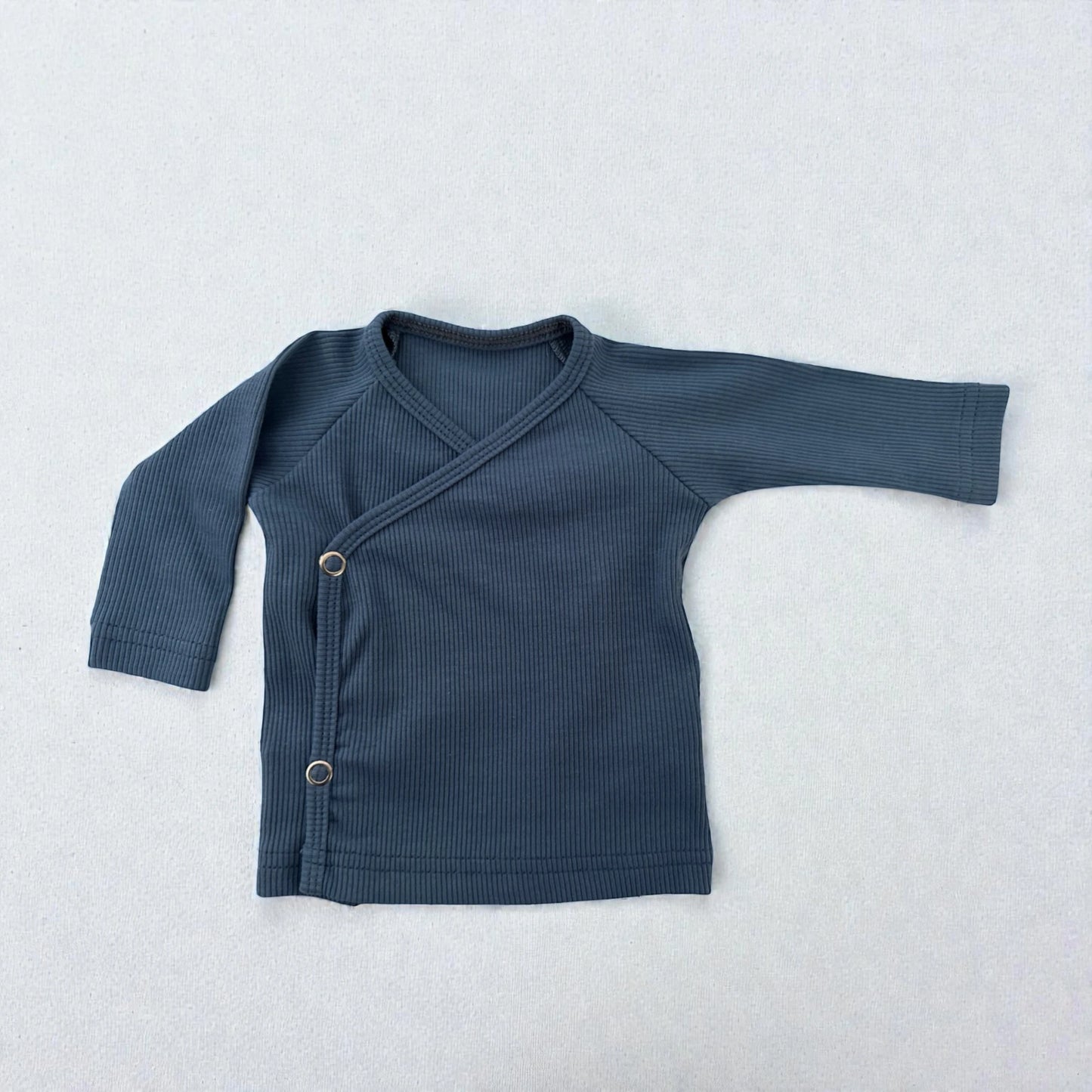 Detail van baby overslagshirt Donkerblauw – rekbare rib tricot