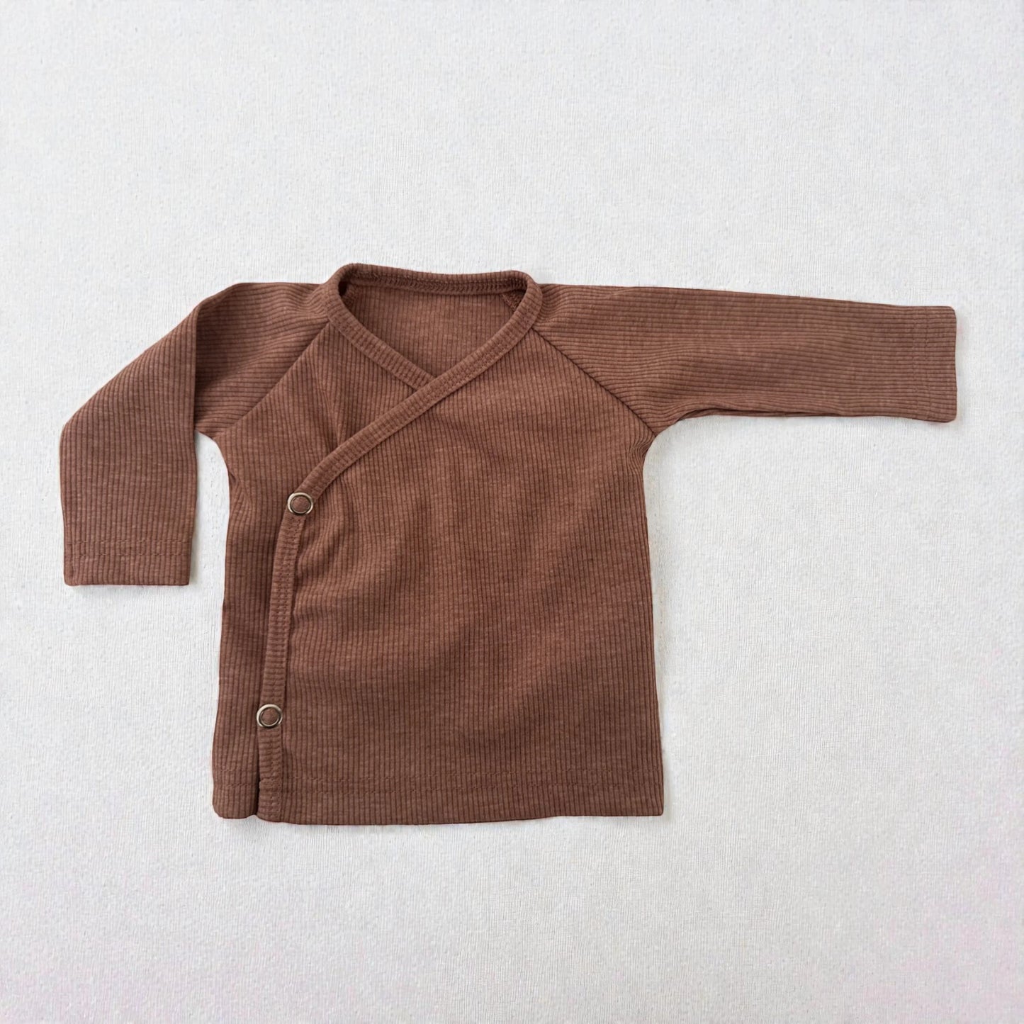 Detail van rib overslagshirt baby Klei roze melange – comfortabele stof