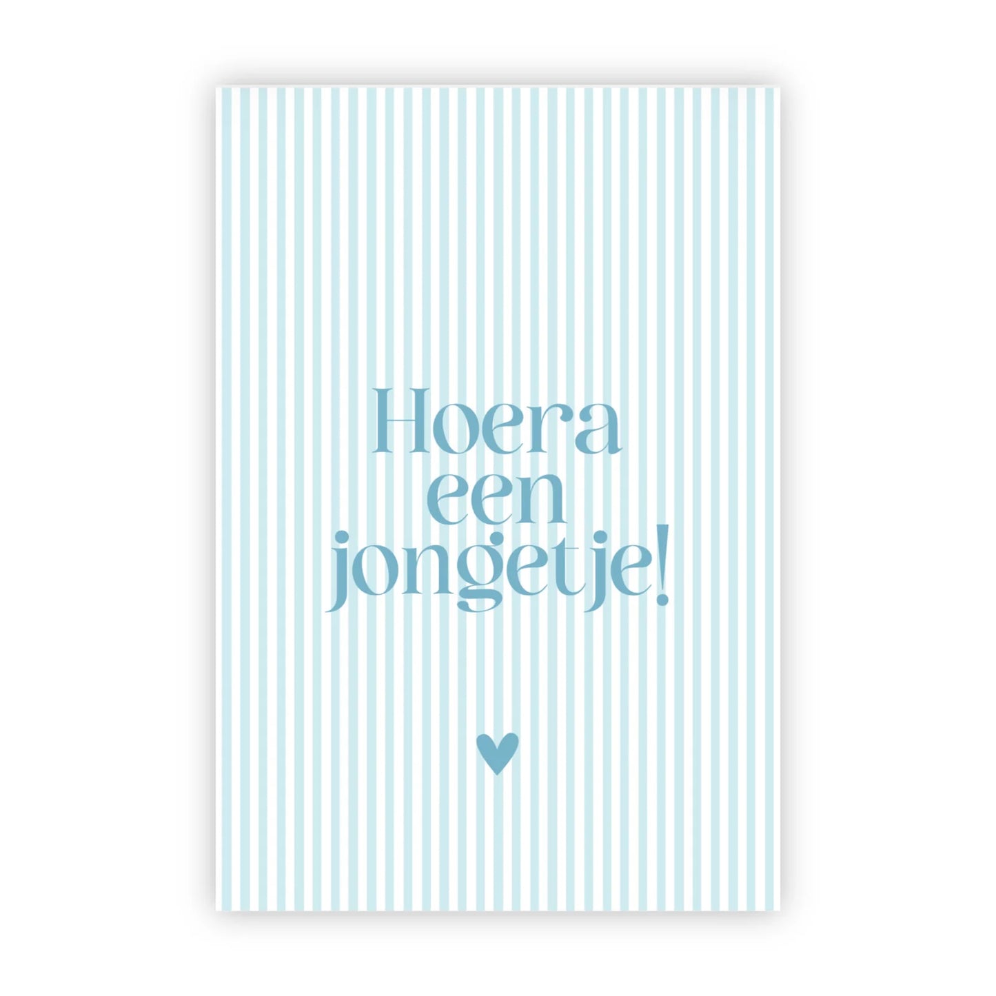 Lichtblauw-wit gestreepte wenskaart met de tekst Hoera een jongetje en een blauw hartje.