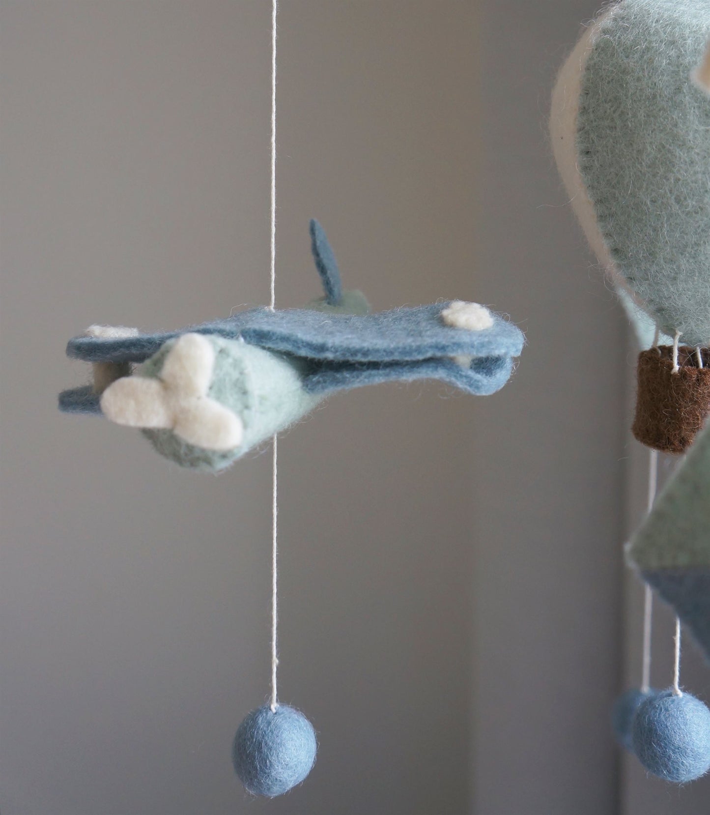 Handgemaakte Gamcha wiegmobiel van 100% wolvilt, fair trade geproduceerd in Nepal – perfect als rustgevende en natuurlijke decoratie voor de babykamer.