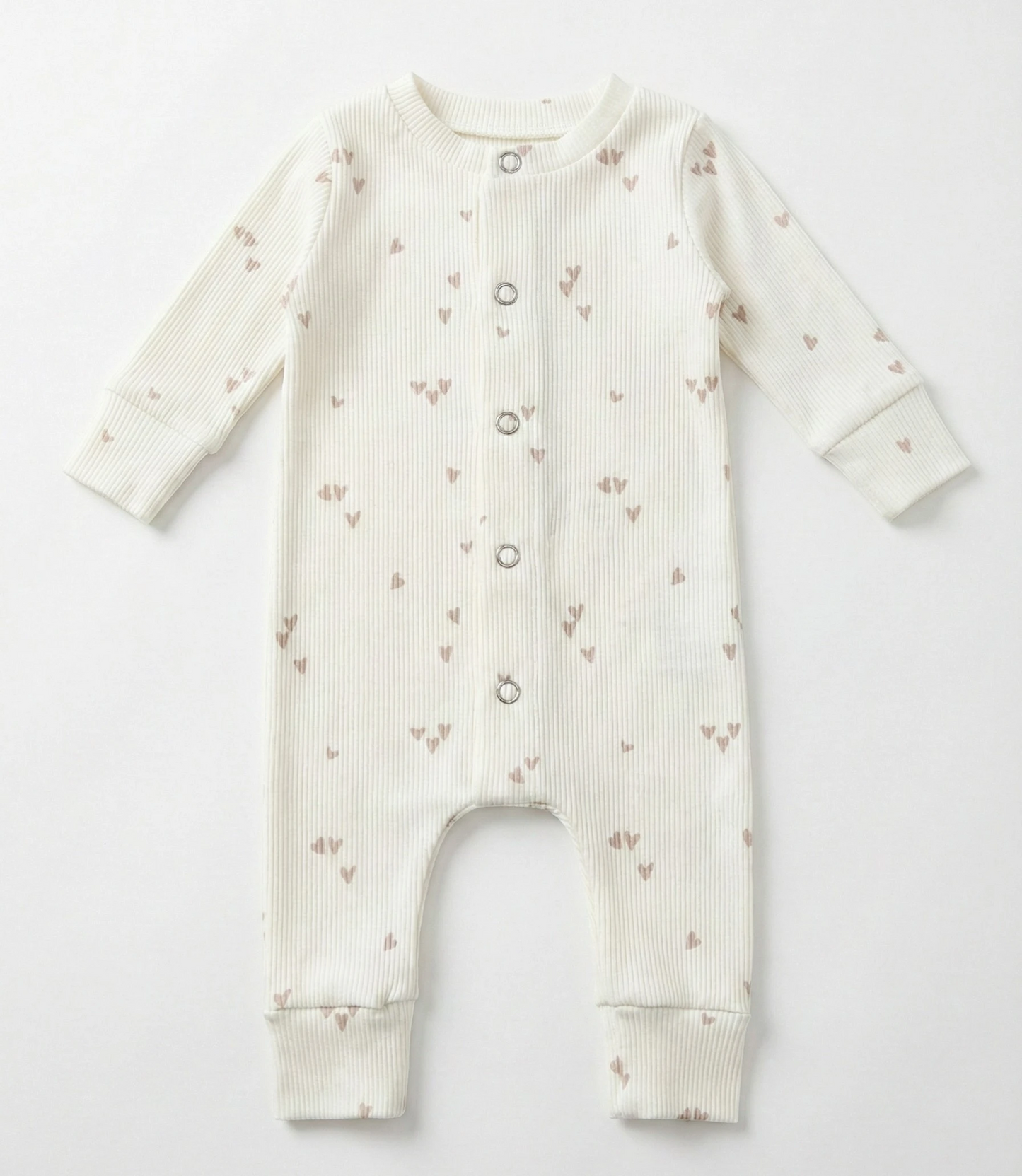 Detail van handgemaakt newborn boxpakje hartjes licht beige, zachte babykleding uit eigen atelier