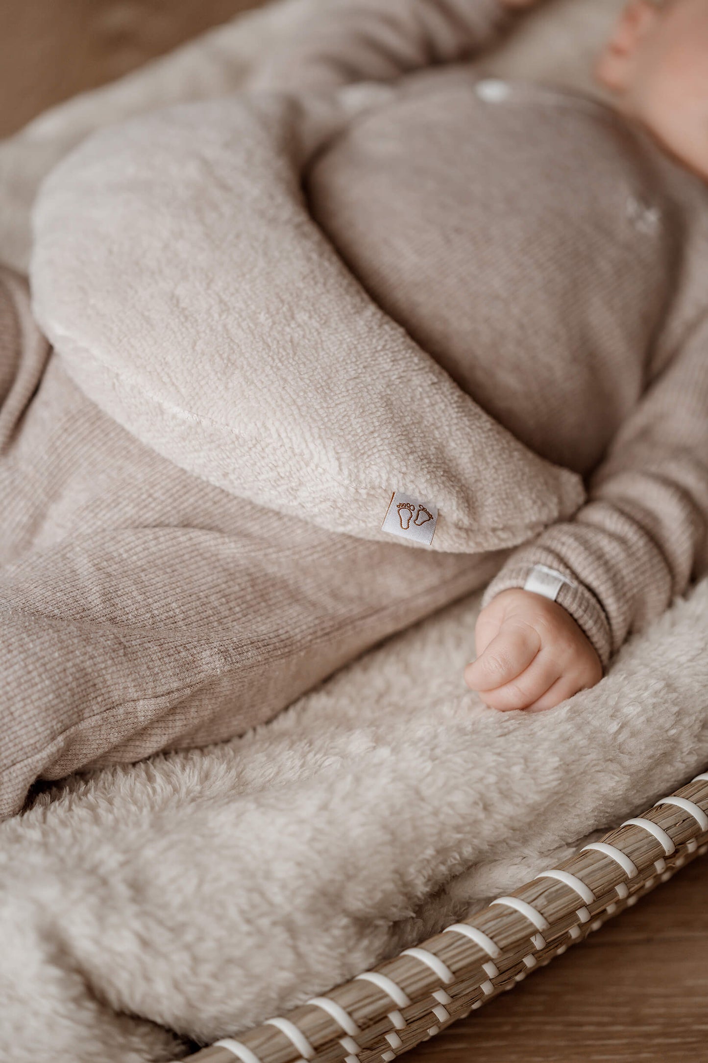 Comfy Luna warmtekussen met bamboo beige hoes als rustige blikvanger in de babykamer