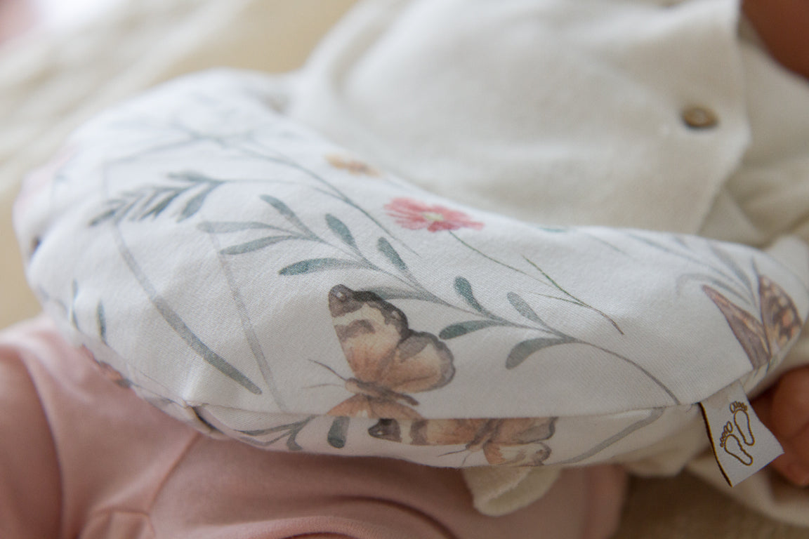 Comfy Luna warmtekussen voor baby’s met flowers and butterflies print van zachte natuurlijke stoffen