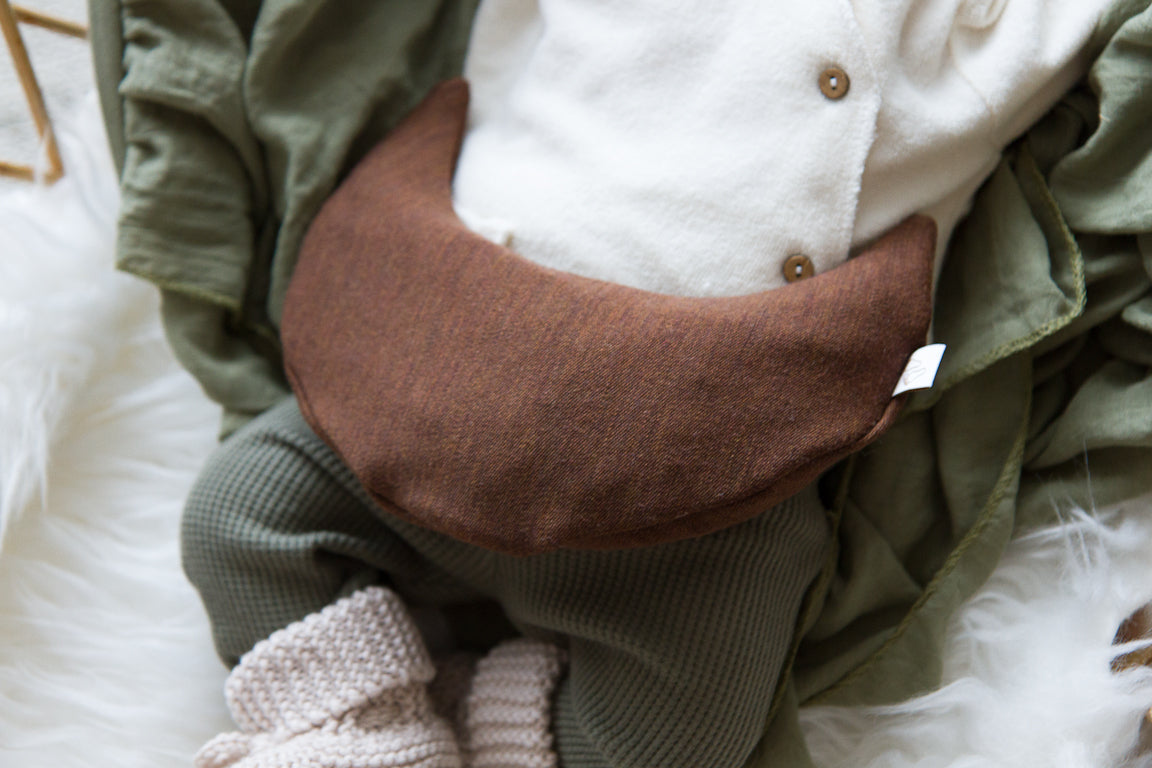 Zacht baby warmtekussen Comfy Luna in warme bruine wol