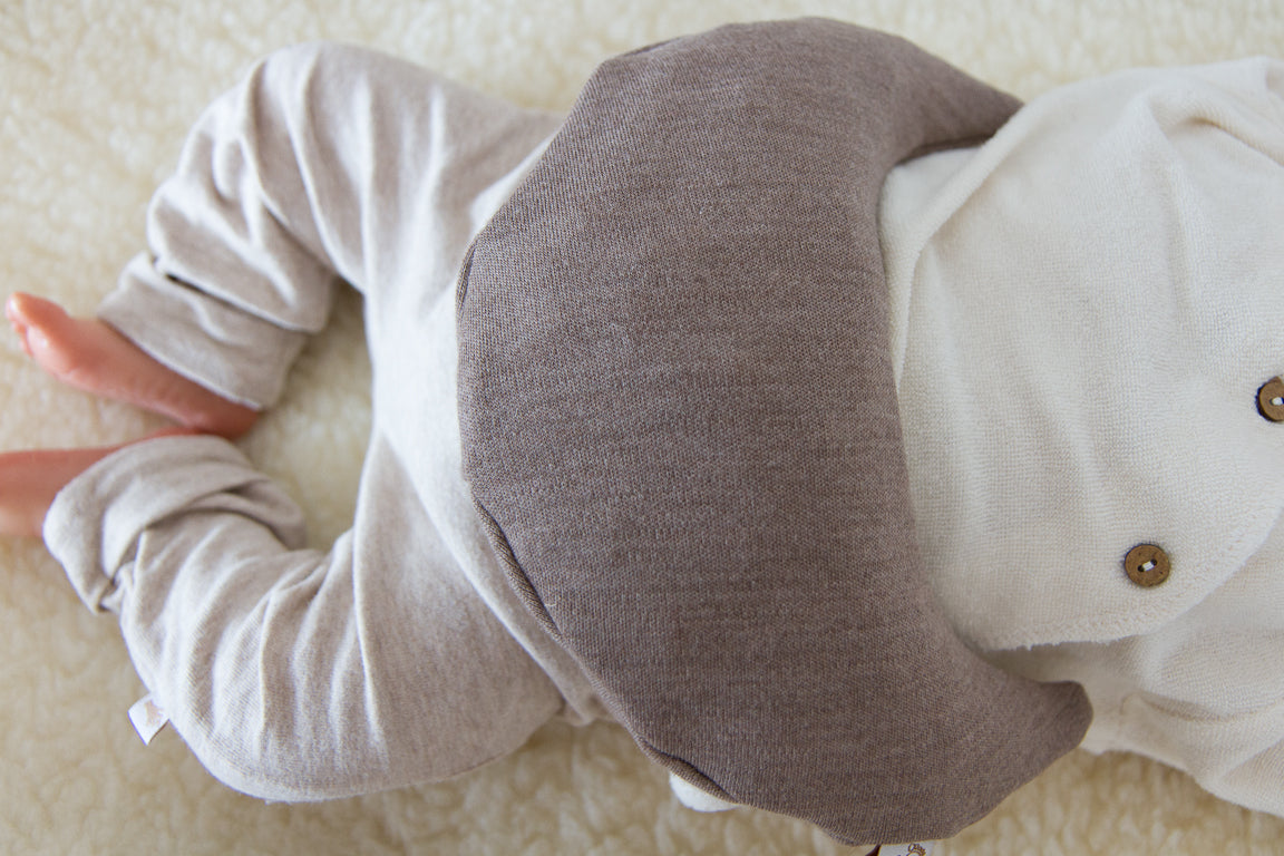Een handgemaakt maanvormig warmtekussen gevuld met biologisch gereinigde kersenpitten. Het warmtekussen is gemaakt van zachte, duurzame stoffen, waaronder OEKO-TEX en GOTS-gecertificeerd katoen en heerlijk zachte merino wol. Perfect voor het verlichten van buikkrampjes bij baby's, ondersteuning bij borstvoeding en ontspanning voor mama. Verkrijgbaar in verschillende stijlvolle prints.