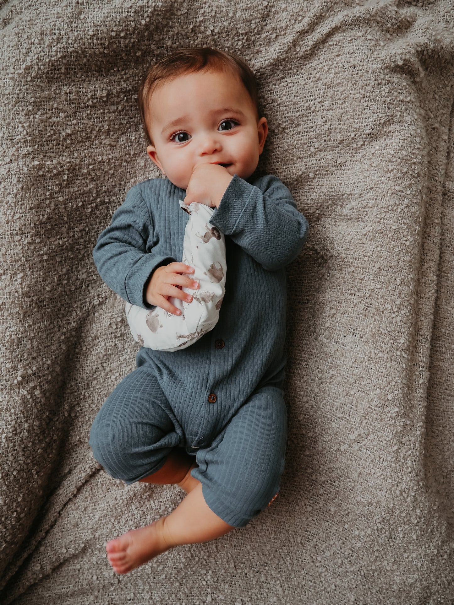 Een handgemaakt maanvormig warmtekussen gevuld met biologisch gereinigde kersenpitten. Het warmtekussen is gemaakt van zachte, duurzame stoffen, waaronder OEKO-TEX en GOTS-gecertificeerd katoen en heerlijk zachte merino wol. Perfect voor het verlichten van buikkrampjes bij baby's, ondersteuning bij borstvoeding en ontspanning voor mama. Verkrijgbaar in verschillende stijlvolle prints.
