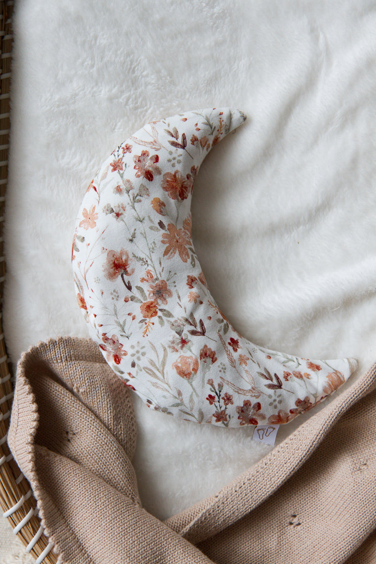 Een handgemaakt maanvormig warmtekussen gevuld met biologisch gereinigde kersenpitten. Het warmtekussen is gemaakt van zachte, duurzame stoffen met OEKO-TEX en GOTS-certificering. Ideaal voor het verlichten van buikkrampjes bij baby's, ondersteuning bij borstvoeding en ontspanning voor mama. Verkrijgbaar in verschillende stijlvolle prints.