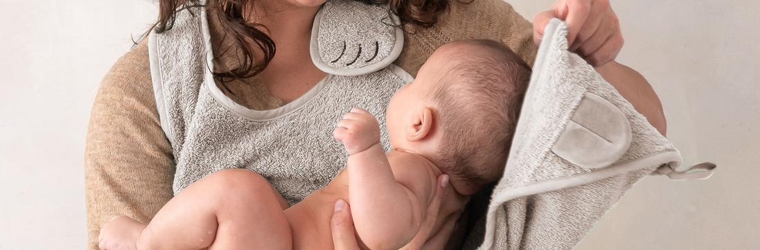 Nifty Handsfree Badcape van biologisch katoen in kleur Blush bij Barefoot Baby