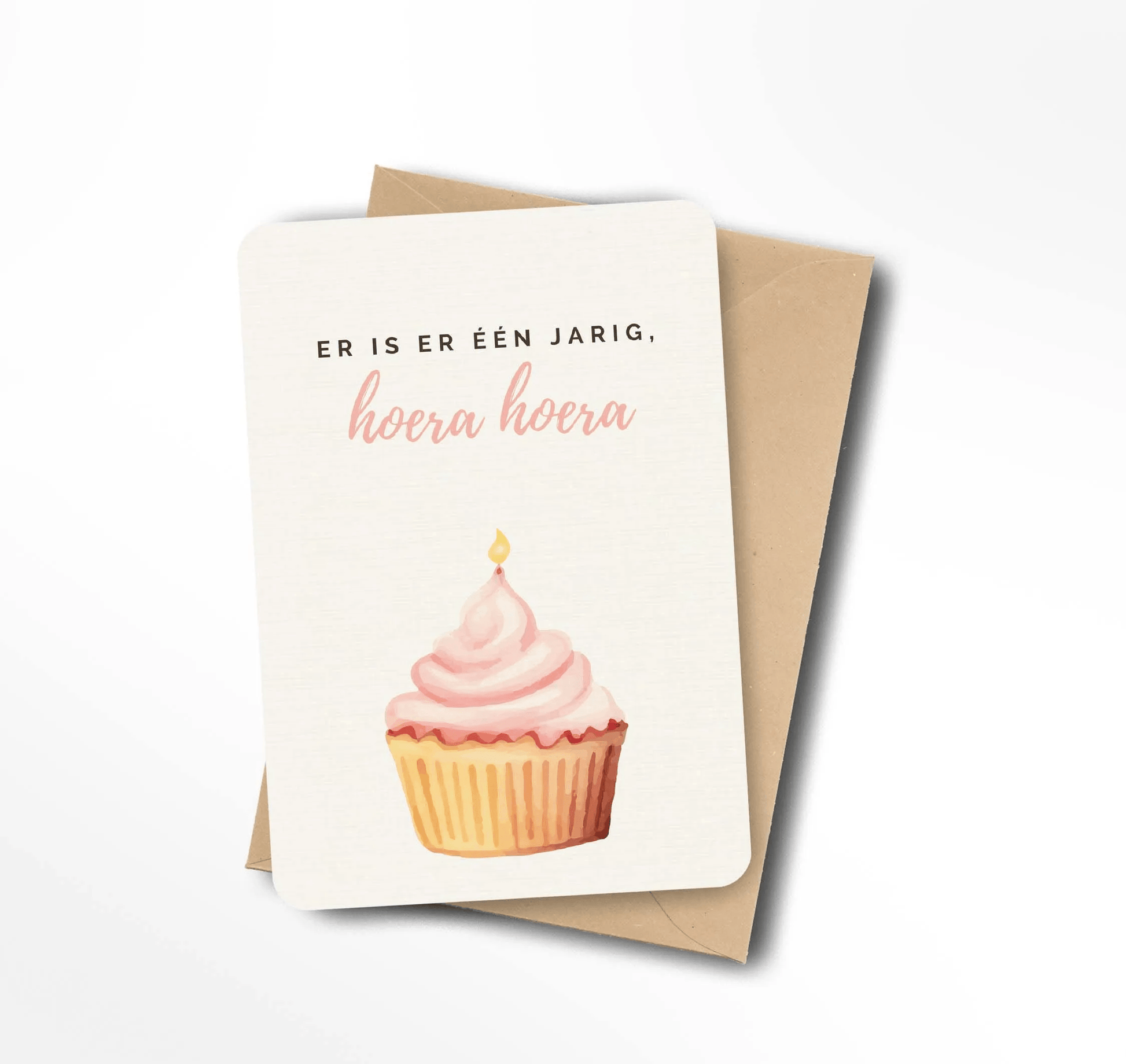 Ansichtkaart met de tekst Er is er één jarig, hoera hoera en een roze aquarel cupcake met kaarsje.