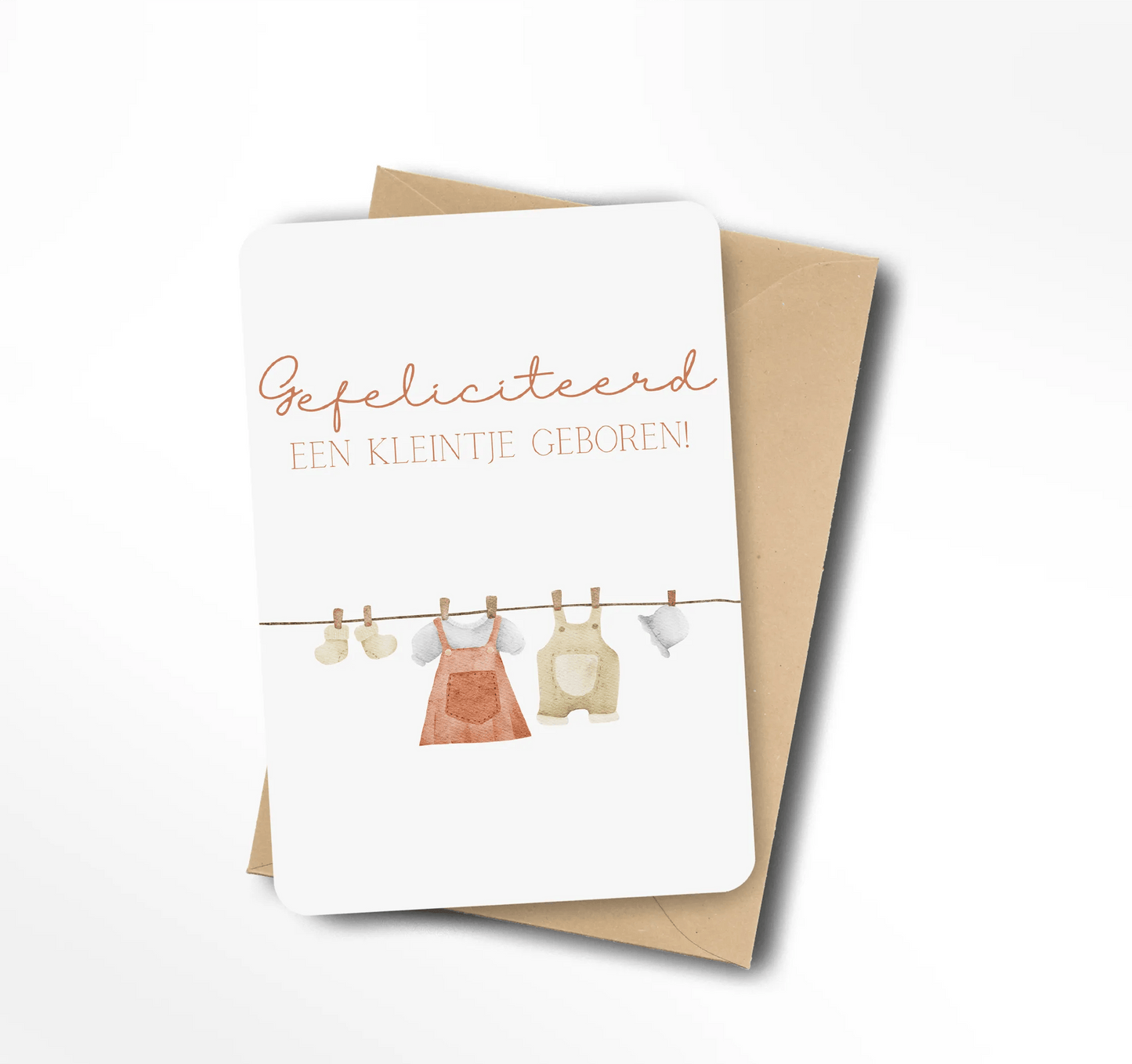 Neutrale ansichtkaart voor een geboorte met de tekst Gefeliciteerd een kleintje geboren en aquarel babykleertjes aan een waslijn.
