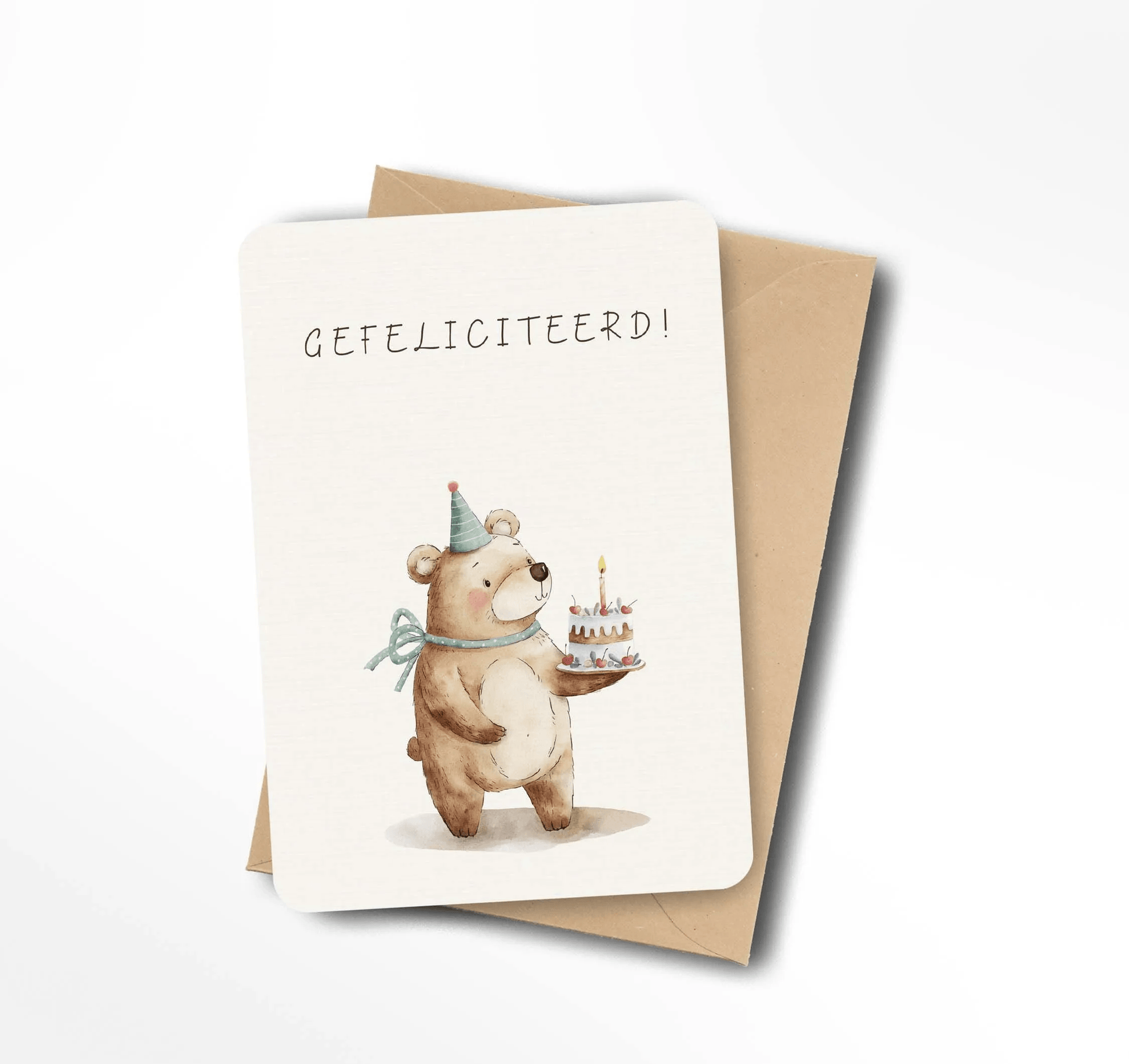 Ansichtkaart met de tekst Gefeliciteerd en een aquarelillustratie van een feestelijke beer met verjaardagstaart en kaarsje.