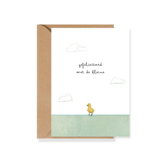 Ansichtkaart voor geboorte met geel kuikentje en de tekst Gefeliciteerd met de kleine.