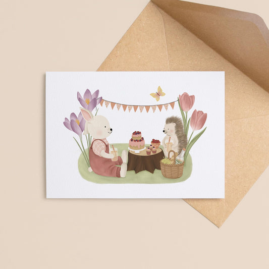 Ansichtkaart van ByShari met konijntje en egeltje bij een taart, gedrukt op stevig papier en geleverd met kraft envelop