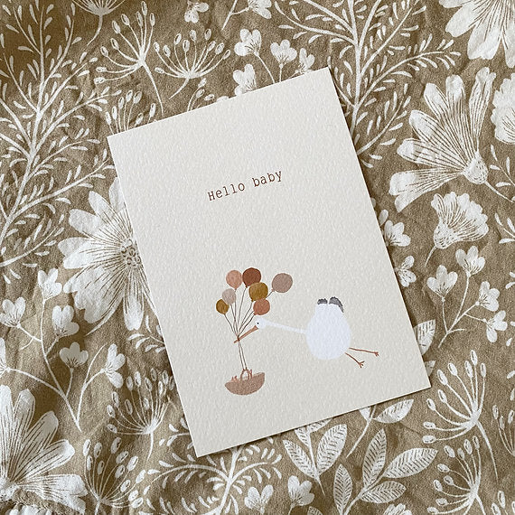 Ansichtkaart voor een geboorte met tekst Hello baby en illustratie van een ooievaar met ballonnen.