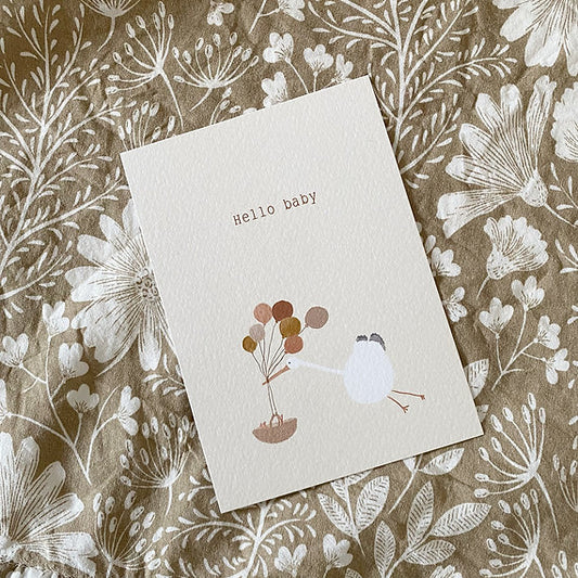 Ansichtkaart voor een geboorte met tekst Hello baby en illustratie van een ooievaar met ballonnen.