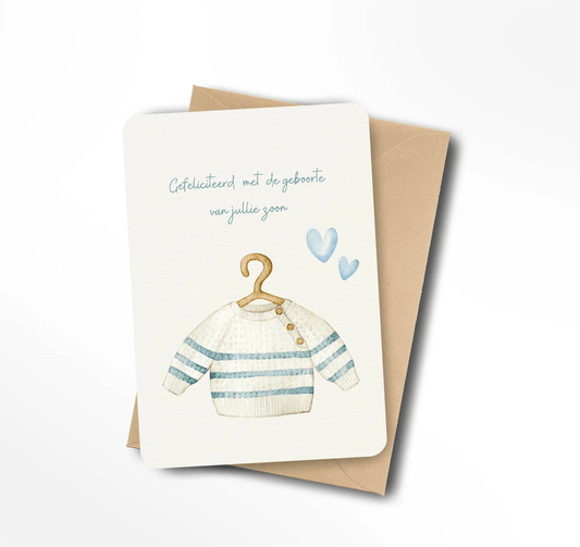 Ansichtkaart met de tekst Gefeliciteerd met de geboorte van jullie zoon, een aquarel babytruitje en blauwe hartjes.
