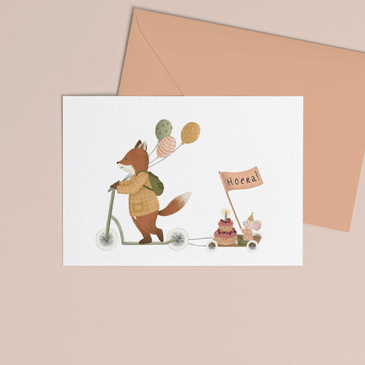 Ansichtkaart hoera van ByShari met vos, taart en ballonnen, gedrukt op stevig papier en geleverd met kraft envelop