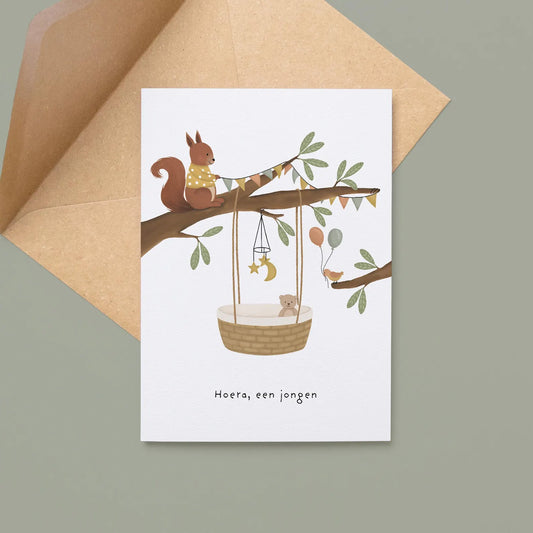 Ansichtkaart hoera, een jongen van ByShari met zachte illustratie, gedrukt op stevig papier en geleverd met kraft envelop