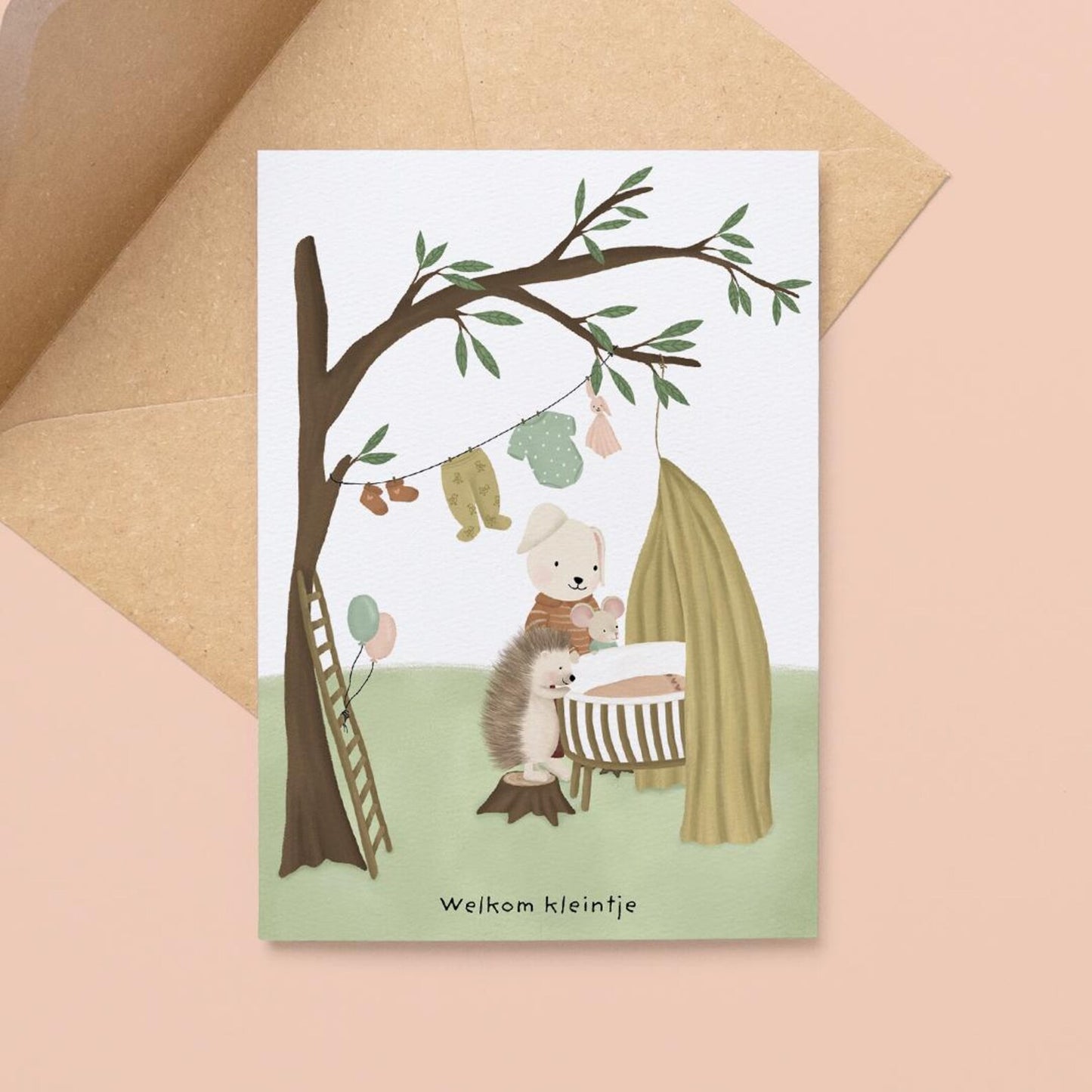 Ansichtkaart welkom kleintje van ByShari met zachte illustratie, gedrukt op stevig papier en geleverd met kraft envelop