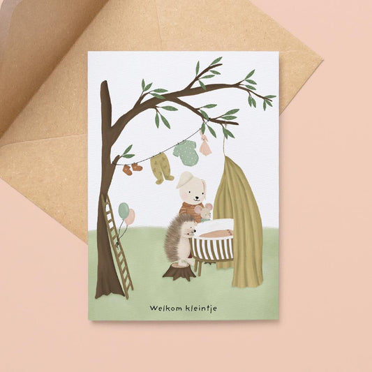 Ansichtkaart welkom kleintje van ByShari met zachte illustratie, gedrukt op stevig papier en geleverd met kraft envelop