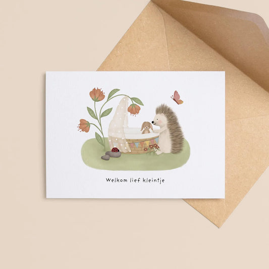 Ansichtkaart welkom lief kleintje van ByShari met zachte illustratie, gedrukt op stevig papier en geleverd met kraft envelop