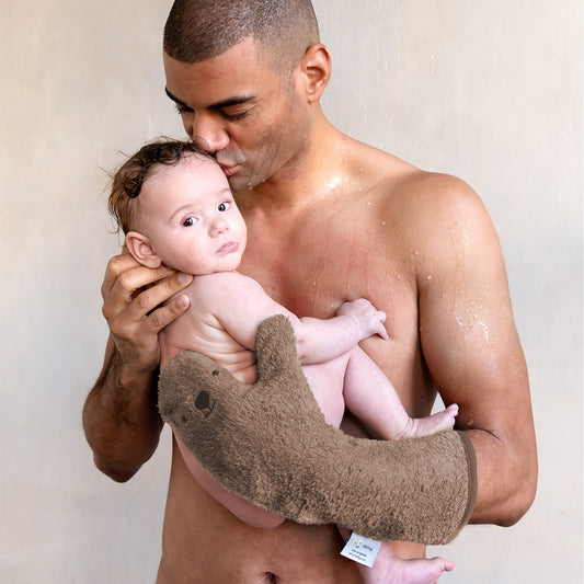 Ouder gebruikt Baby Shower Glove Mocha voor veilig douchen met baby