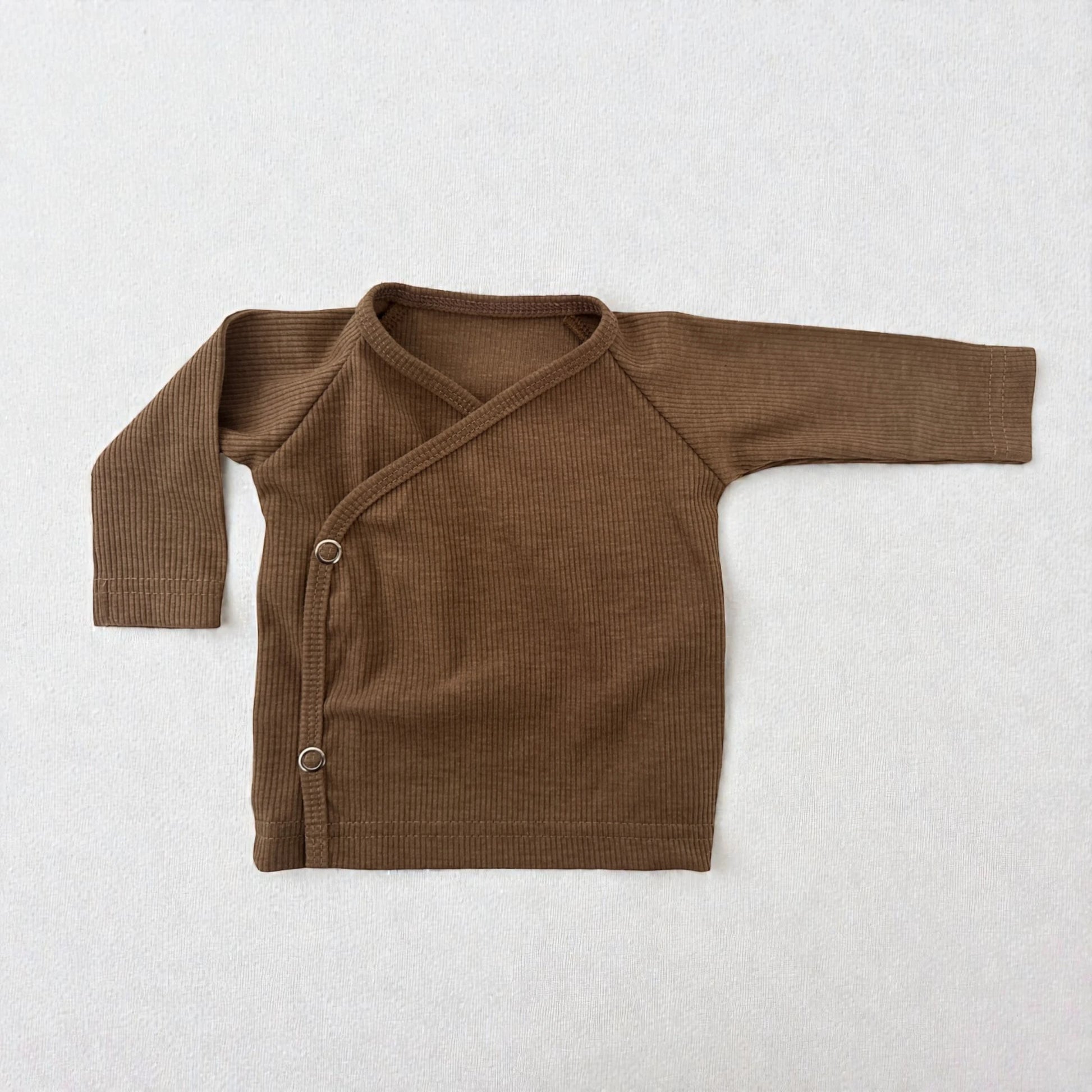 Detail van rib overslagshirt baby Chocola melange – handgemaakt in eigen atelier