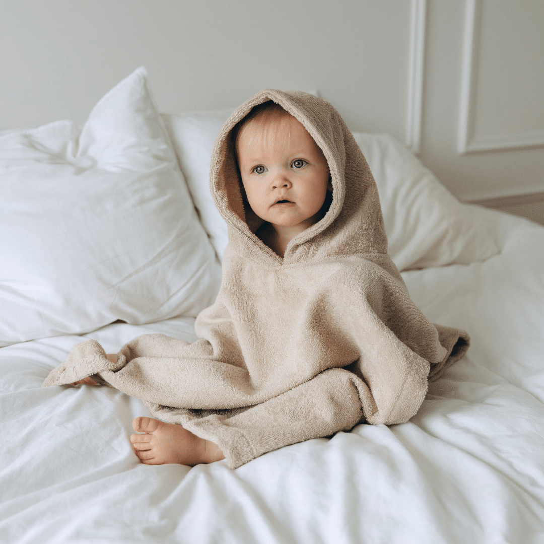 Zachte baby poncho van 100% katoen in de kleur cream met capuchon van absorberende badstof