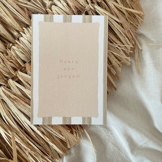 Beige ansichtkaart voor de geboorte van een jongen met gestreepte rand en tekst Hoera, een jongen.