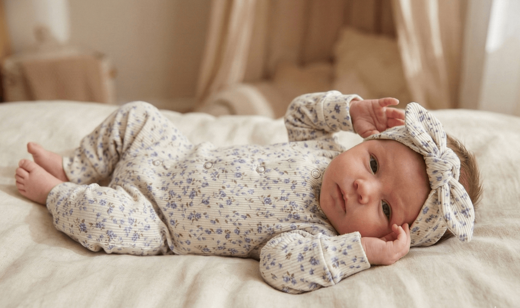 Handgemaakt baby boxpakje van natuurlijke ribstof blauwe mini bloemen zacht en comfortabel voor pasgeborenen