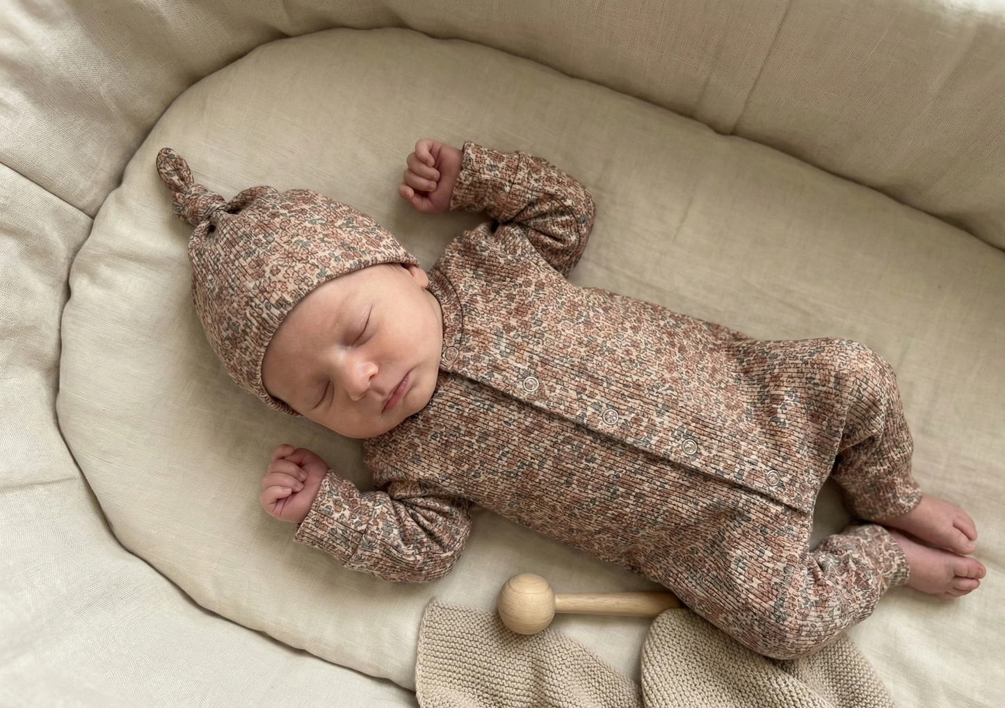 Boxpakje baby lieve kleine bloemen gedragen door newborn