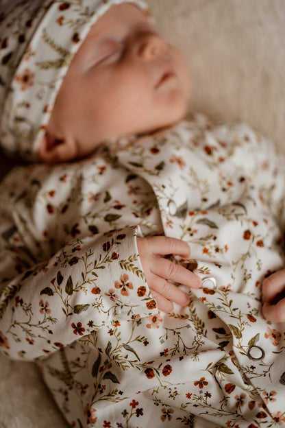 Handgemaakt baby boxpakje van natuurlijke stof Millefleur, zacht en comfortabel voor pasgeborenen
