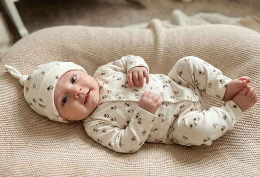 Detail van handgemaakt newborn boxpakje in Spring zachte babykleding uit eigen atelier