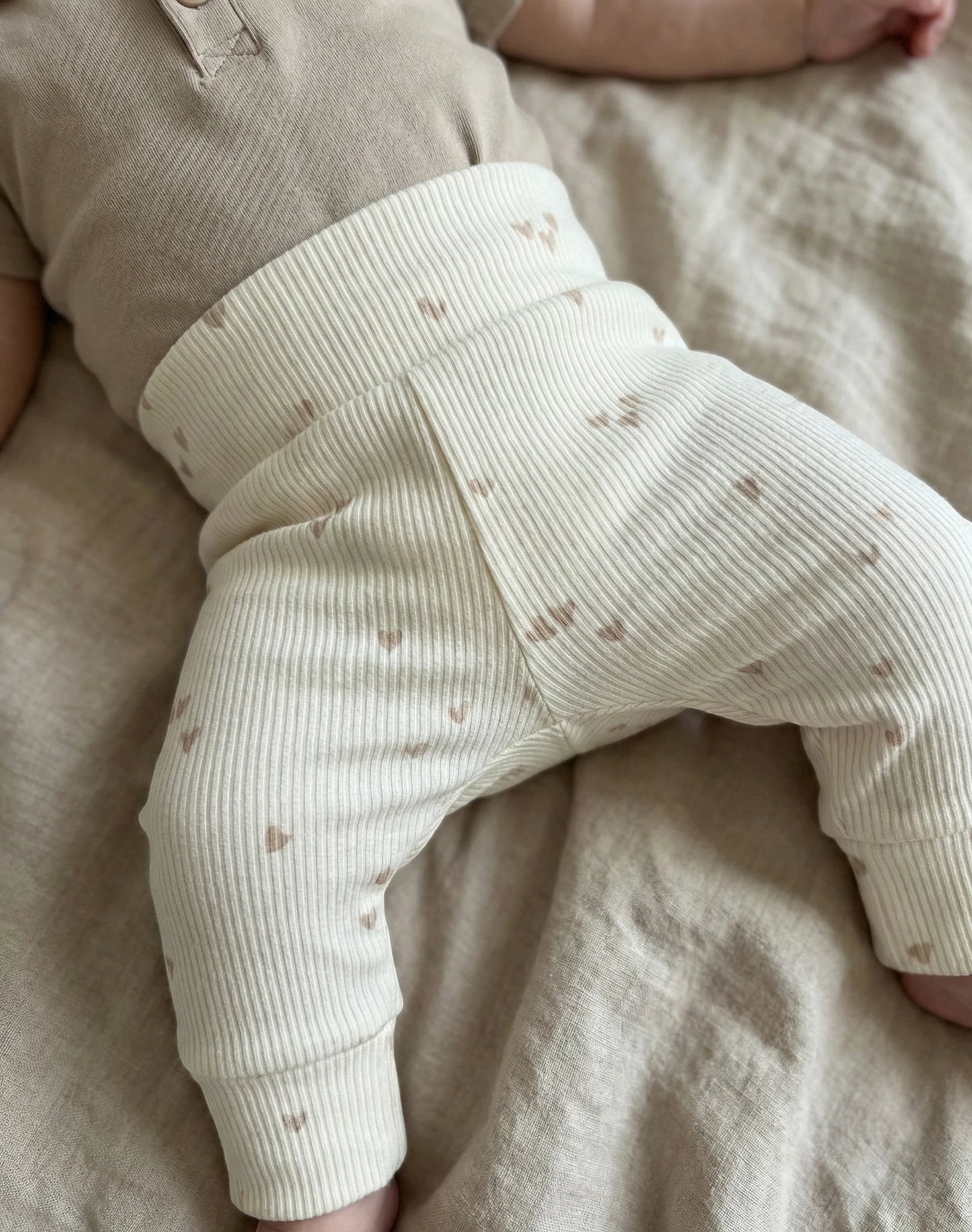 Baby broekje – Hartjes licht beige