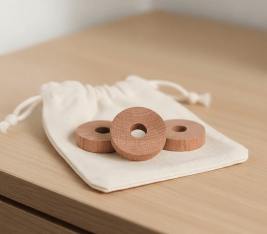 Cederhouten schijfjes in linnen zakje voor wol onderhoud