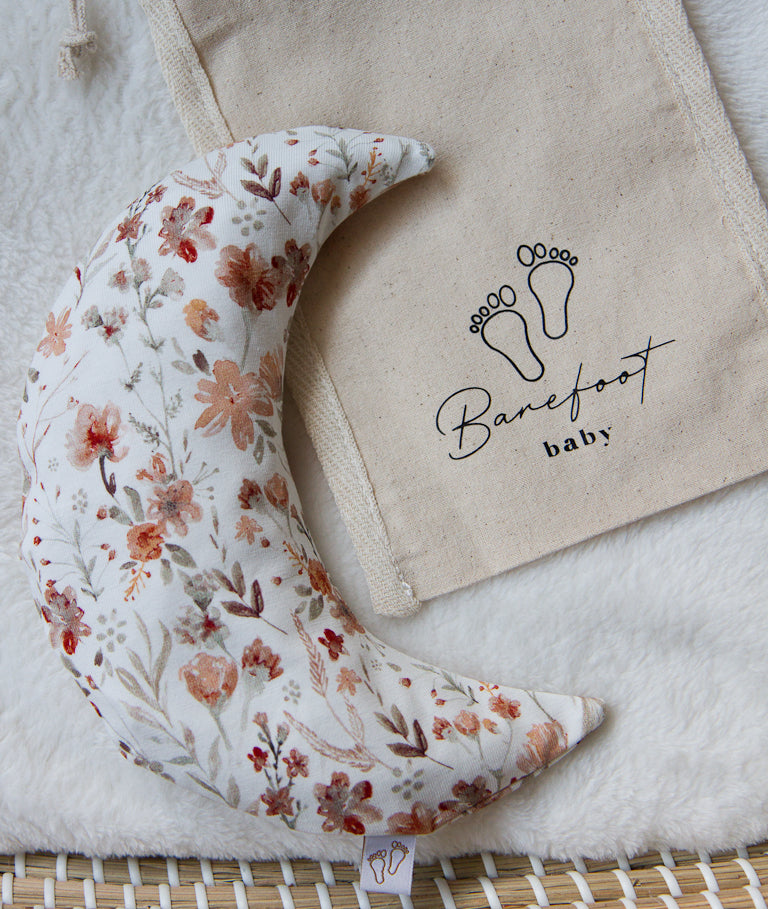 De Waterbloem uitvoering heeft een zacht, aquarel-achtig effect met subtiele bloemdetails. De rustige groentinten op de witte achtergrond werken extra kalmerend tijdens de krampjes-uurtjes en brengen een frisse, natuurlijke sfeer in de babykamer.