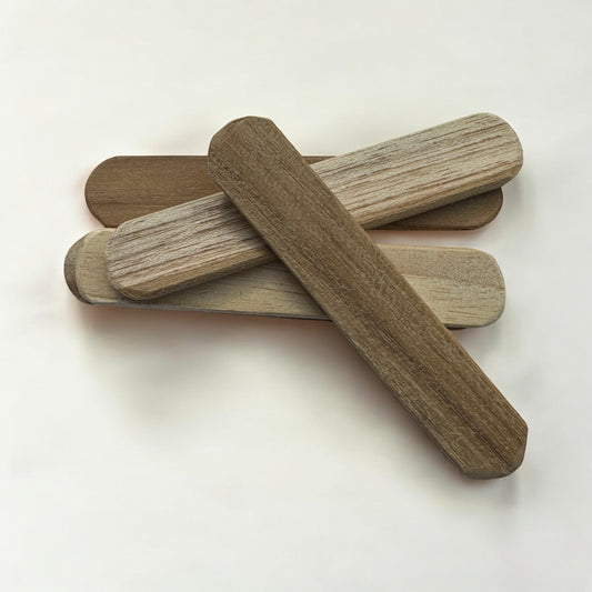 Detail van afgeronde houten spatel voor butters en crèmes van Barefoot Nurture Care