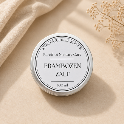 Zachte structuur van biologische frambozenzalf in een tinnen blikje – Barefoot Nurture Care