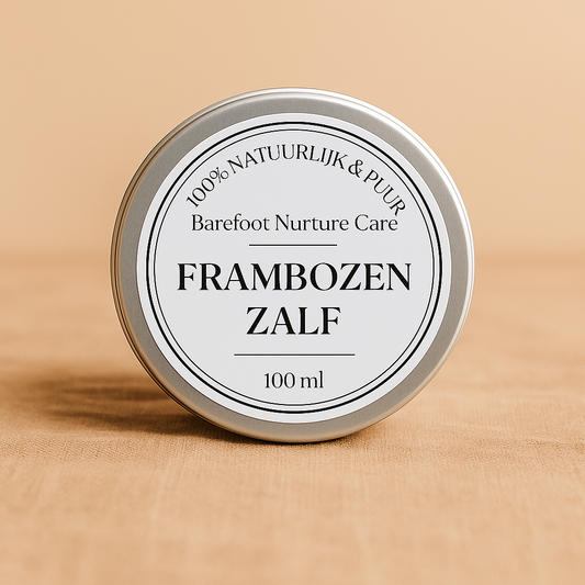 Zachte structuur van biologische frambozenzalf in een tinnen blikje – Barefoot Nurture Care