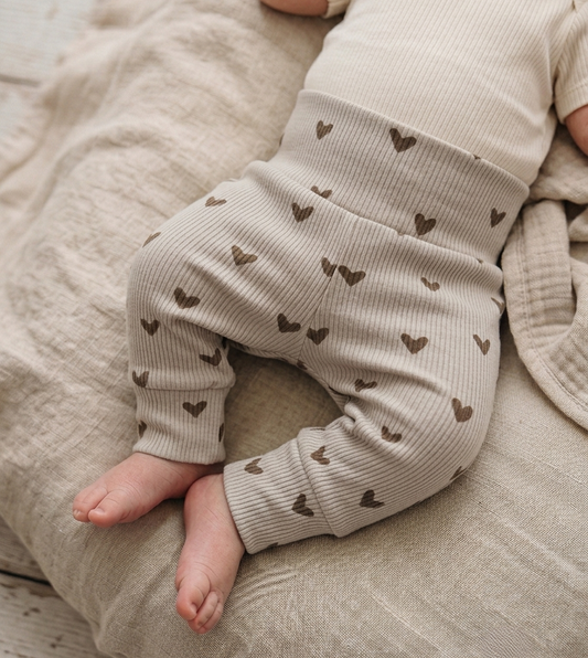 Baby broekje – Grote hartjes beige