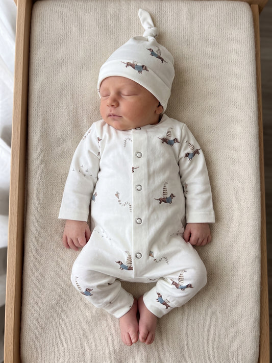 Zacht handgemaakt boxpakje voor baby met speelse print van teckeltjes en ganzen.