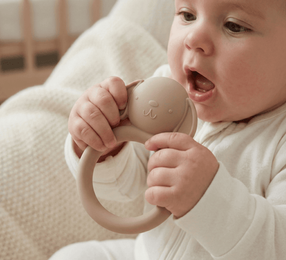 Veilig en gifvrij siliconen bijtspeeltje in de vorm van een hondje van het merk Mushie - Barefoot Baby