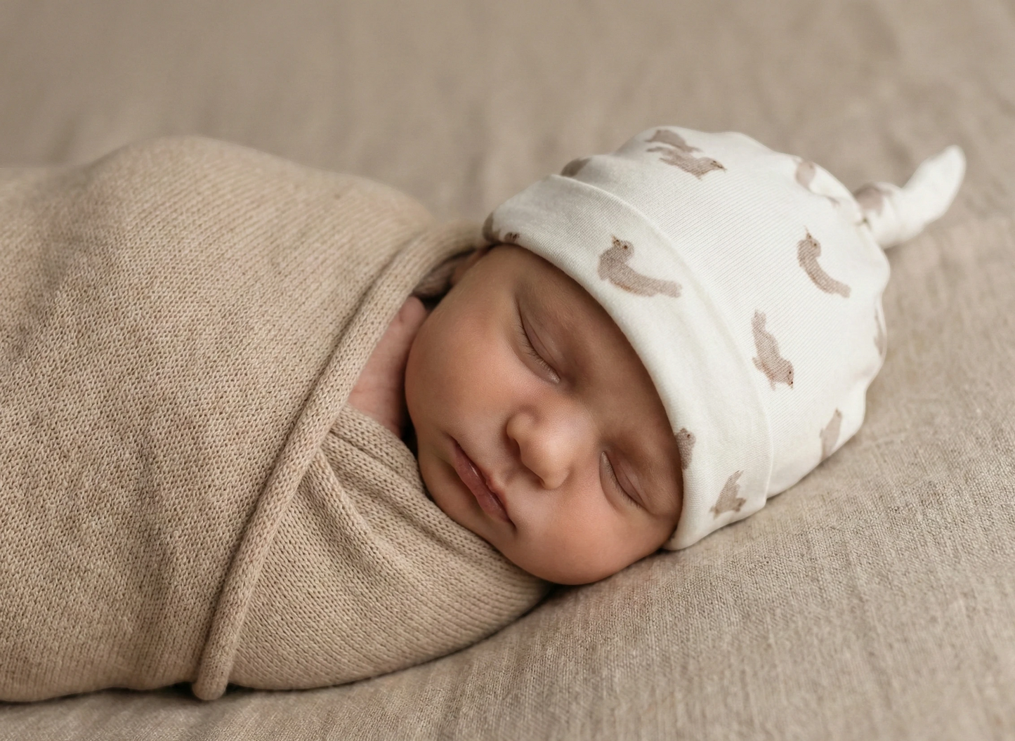 Mutsje baby zeehondjes gedragen door newborn