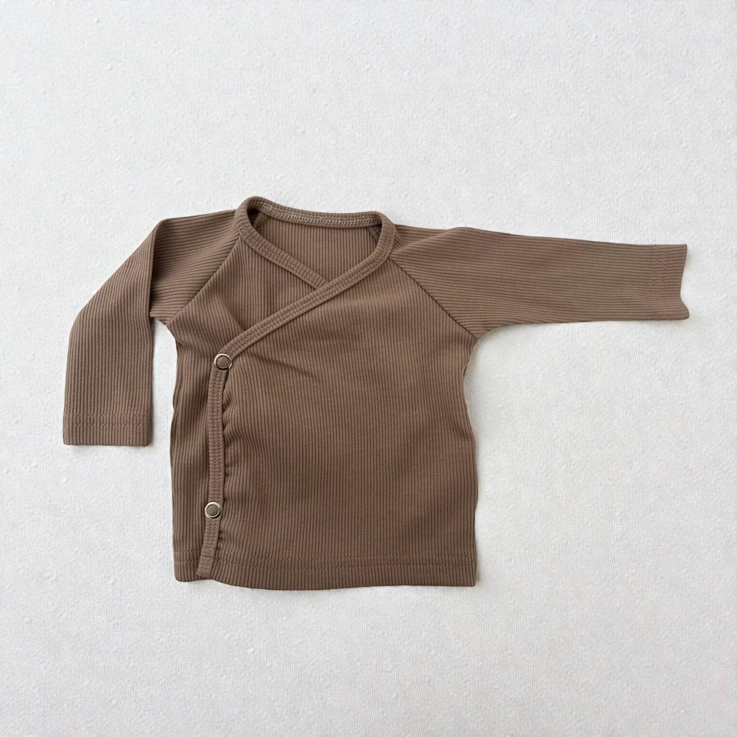 Detail van rib overslagshirt baby Donker beige – handgemaakt overslagmodel