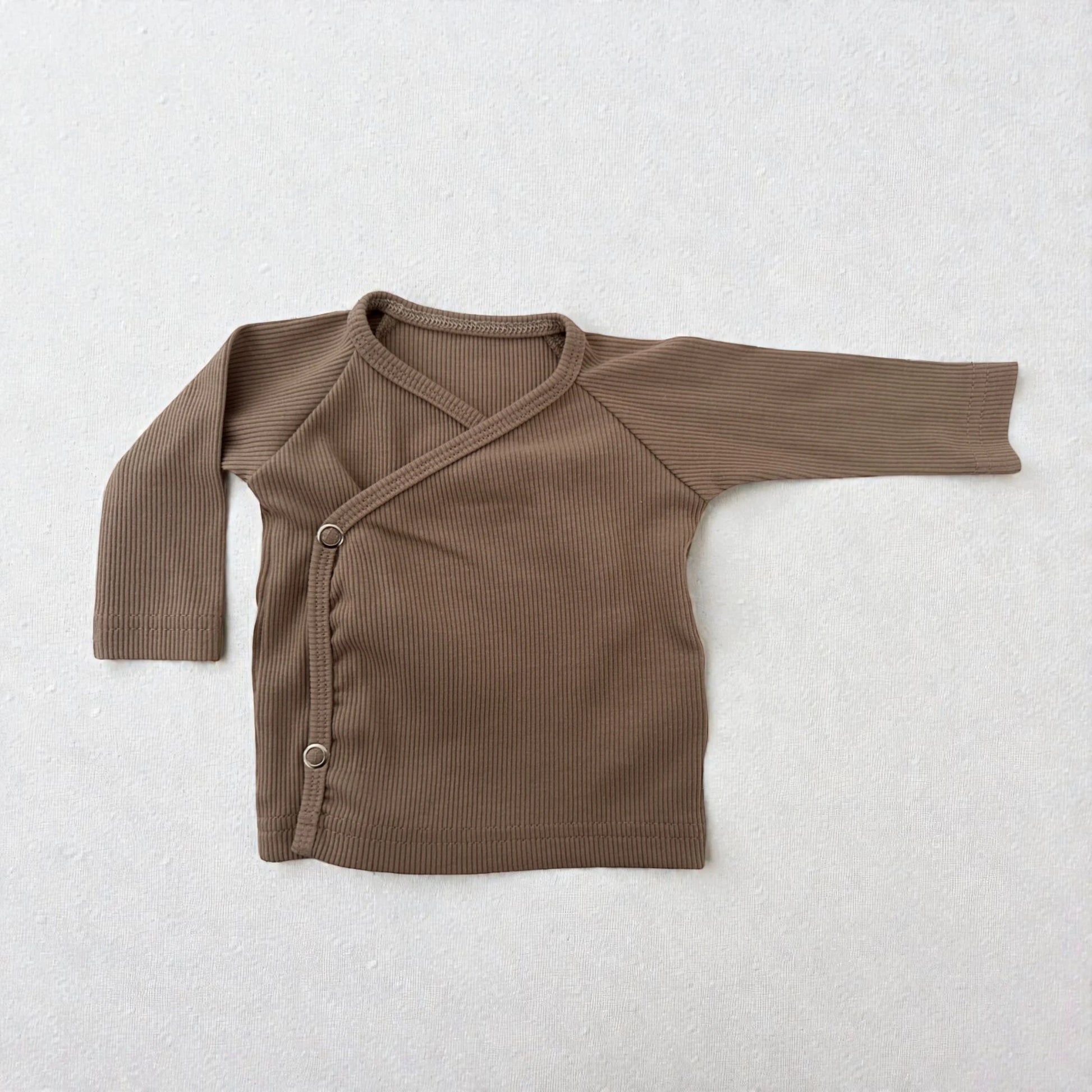 Detail van rib overslagshirt baby Donker beige – handgemaakt overslagmodel
