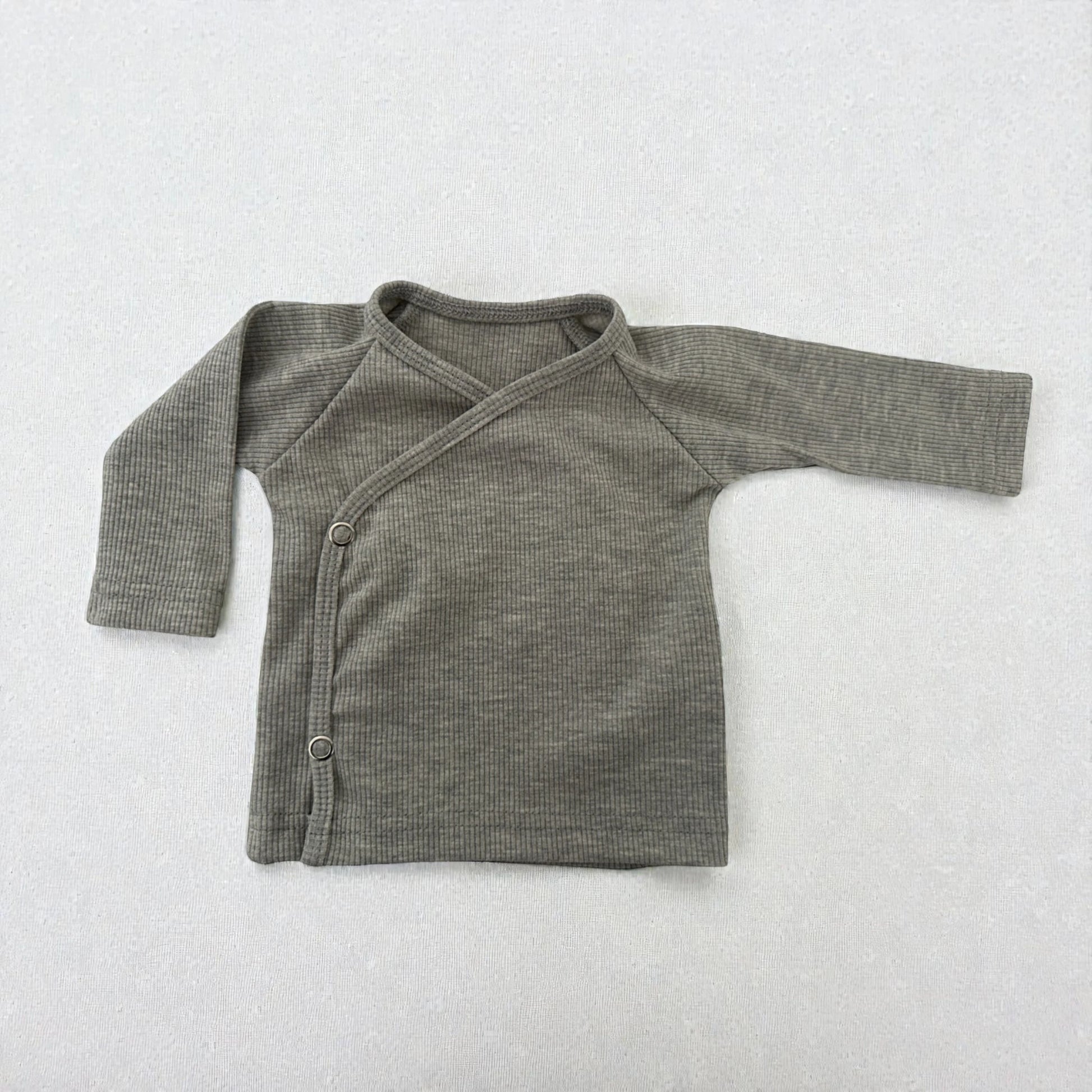 Baby overslagshirt Grijs melange van rib tricot – ideaal als newborn overslagshirt