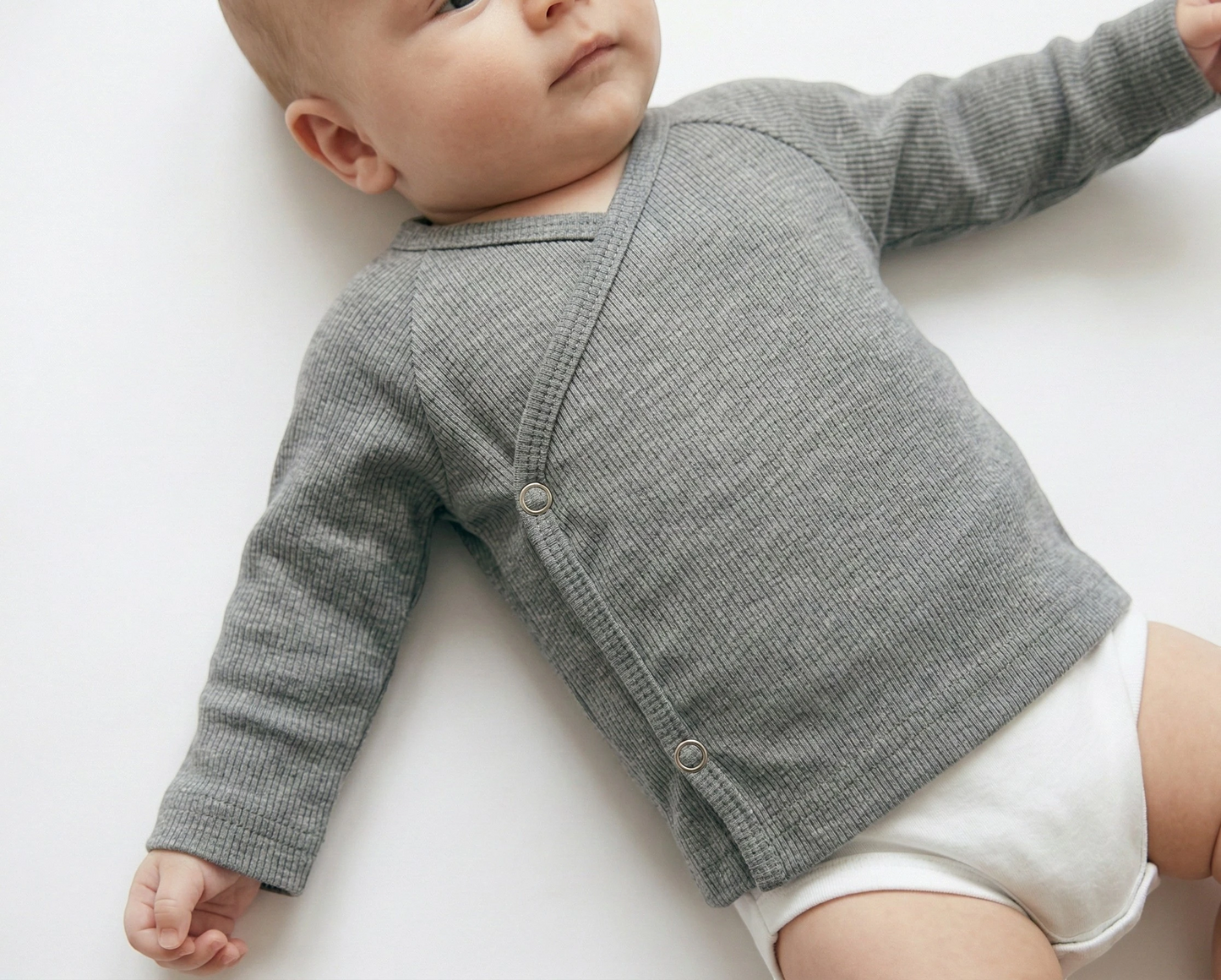 Detail van rib overslagshirt baby Grijs melange – zachte en rekbare stof