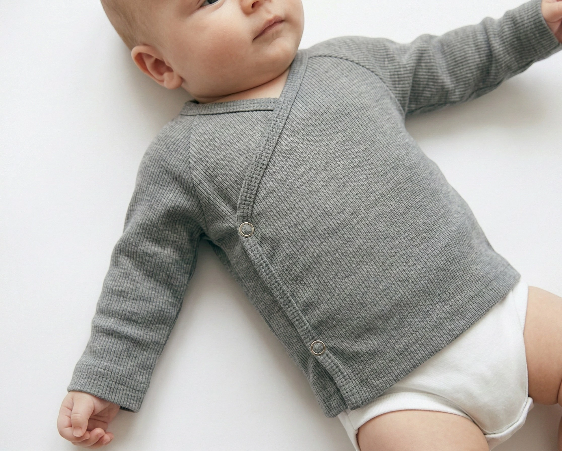 Detail van rib overslagshirt baby Grijs melange – zachte en rekbare stof