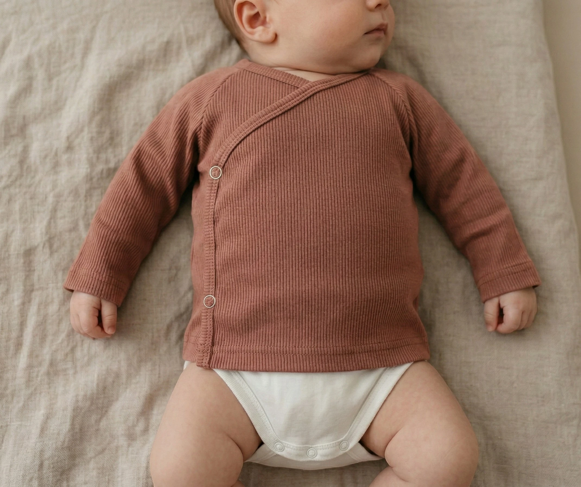 Baby overslagshirt Kleiroze van zachte ribstof – comfortabel voor newborns